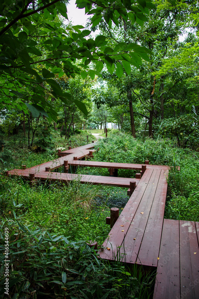 梅田スカイビルにある庭園の木道（橋）