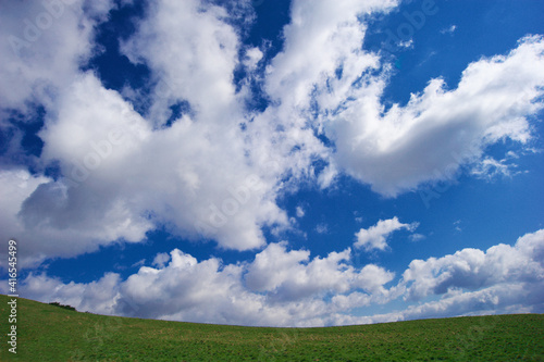 草原と青空のイメージ