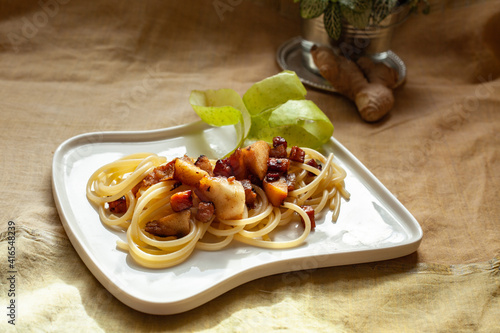 Spaghetti with bacon, apples and ginger