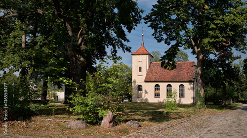 Dorfanger mit denkmalgeschützter Dorfkirche in Seddin, Blick von Südosten - Panorama aus 5 Einzelbildern