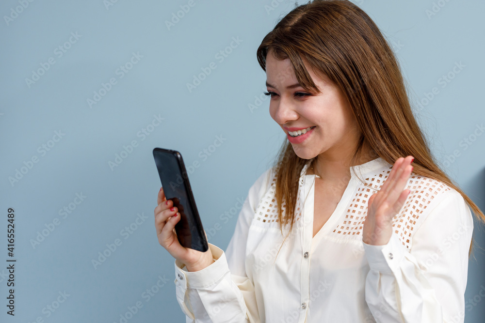 Mujer haciendo video llamada con su teléfono celular. Concepto de trabajando en casa Mujer haciendo video llamada con su teléfono celular. Concepto de trabajando en casa