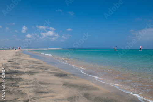 wunderschöner Sandstrand an der Costa Calma auf Fuerteventura mit türkisfarbendem Wasser im Sommer