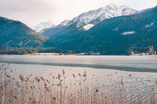 Seepanorama mit Bergen photo