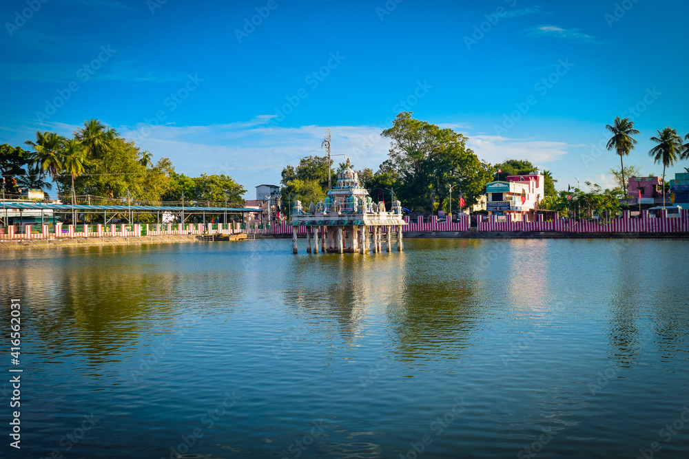 Obraz premium Thiruporur Kandaswamy temple Pond in Thiruporur, Chengalpattu district in the South Indian state of Tamil Nadu, is dedicated to the Hindu god Murugan