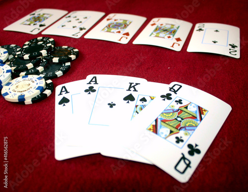 Fotografía ot Limit Omaha Poker (PLO): Full House aus Double-Suited Aces als Premium Starting Hand