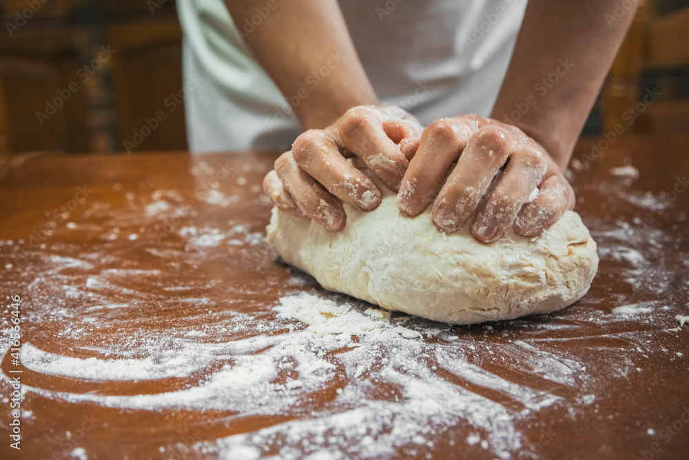 Obraz premium Women's hands kneading bread.