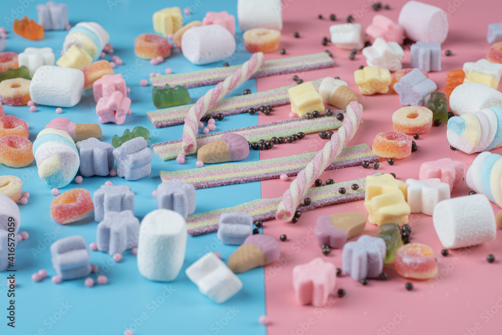 Jellybeans and marshmallow mix on a blue background - obrazy, fototapety, plakaty 