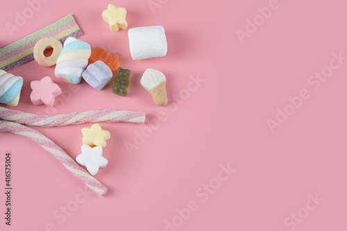 Mix of marshmallow and jellybeans on a pink background © azerbaijan-stockers