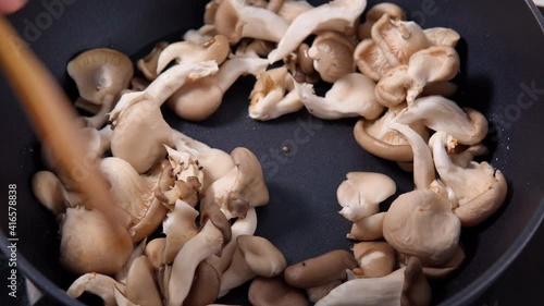 preparation of mixed mushrooms, such as common mushrooms, oyster mushrooms or shiitake