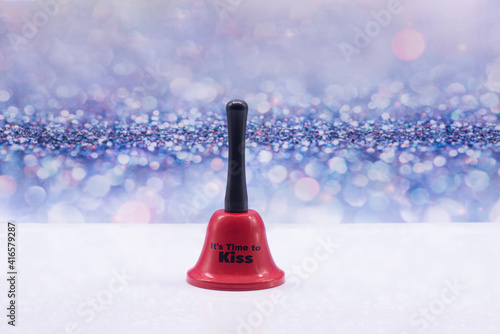 Obraz na płótnie Red bell with inscription It's time to kiss on a festive background w salonie