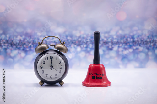 Obraz na płótnie Retro alarm clock and red bell with inscription It's time to kiss on a festive background w salonie