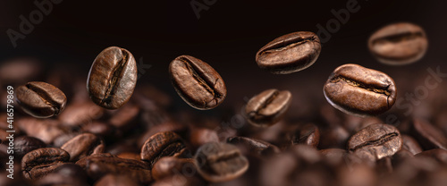 Ziarna Kawy Zbliżenie Na Ciemnym Tle
