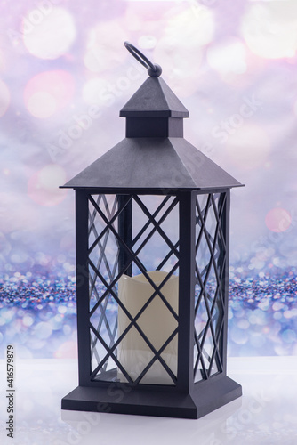 Obraz na płótnie Glass lamp with a candle inside on a festive background w salonie