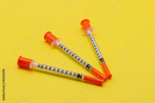 Obraz na płótnie Insulin syringe on a yellow background w salonie