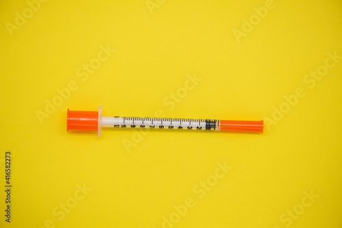 Obraz na płótnie Insulin syringe on a yellow background w salonie