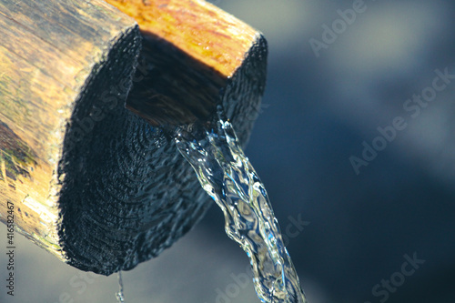 Woda wypływająca z drewnianego pnia