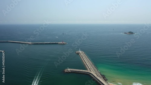 한국 바다 입항 방파제