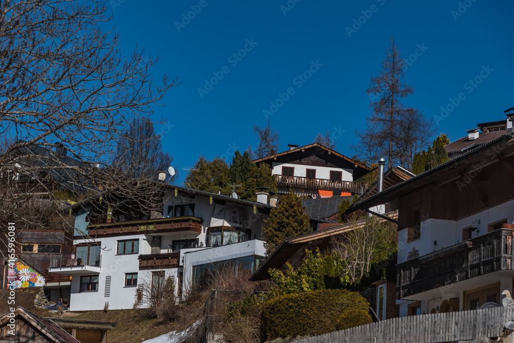 Wohnsiedlung am Berghang