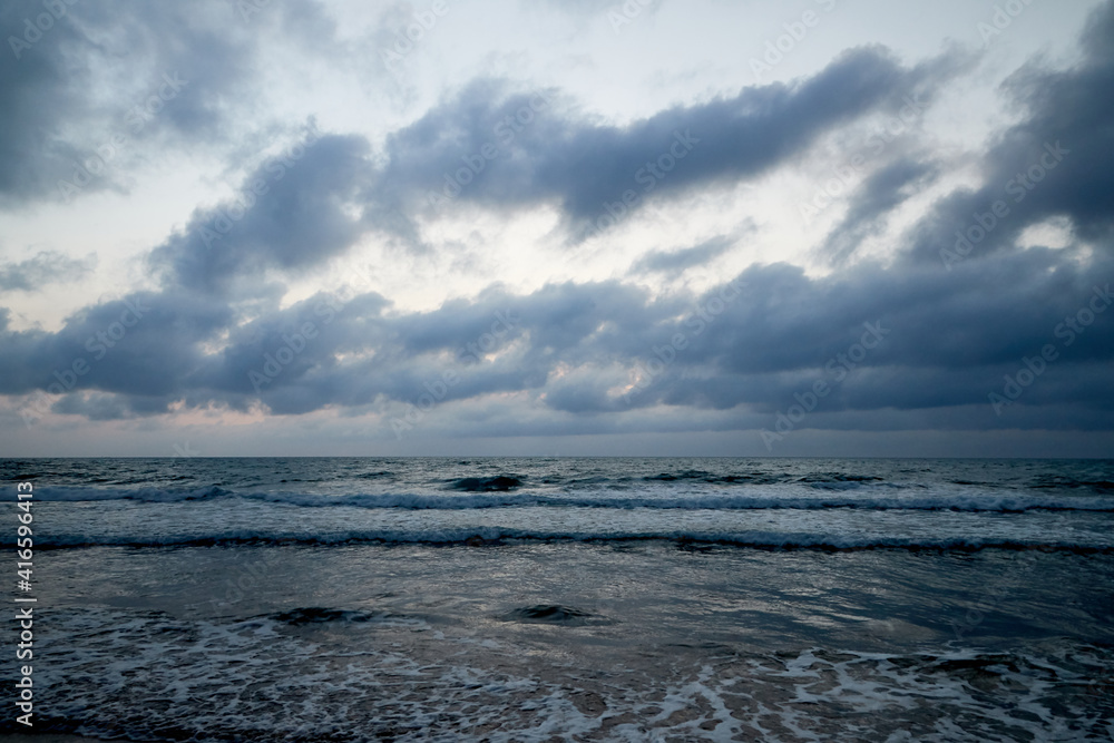 amanecer de playa con nubes 