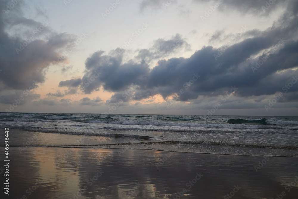 amanecer de playa con nubes 