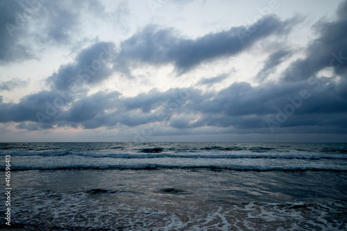 amanecer de playa con nubes  © pilar
