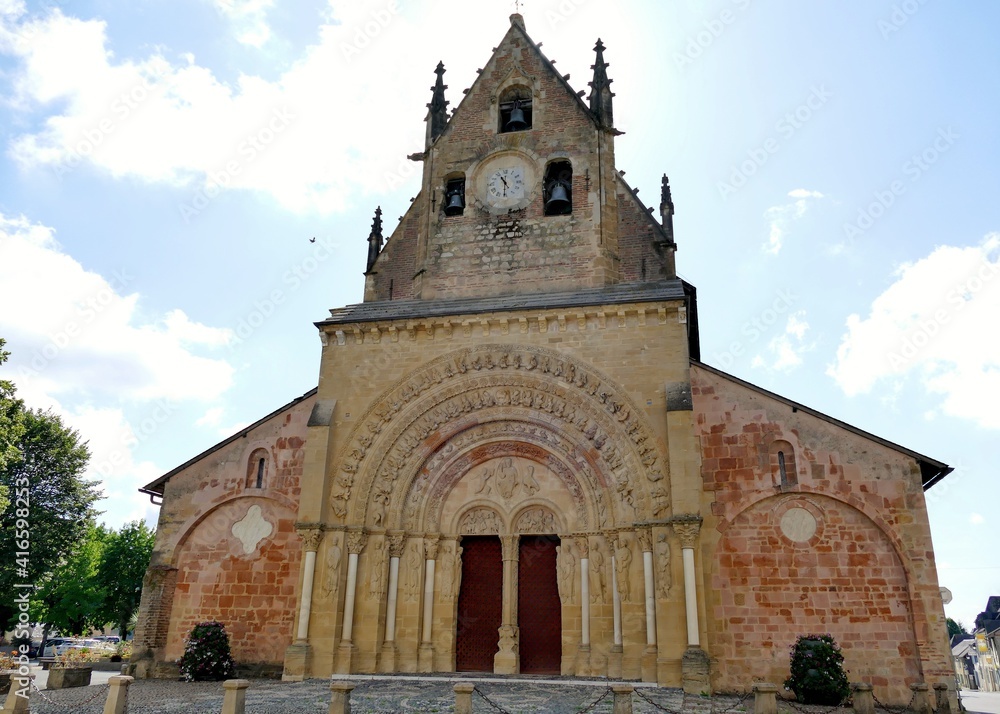 Façade de l’église Sainte-Foy à Morlaàs dans le Béarn 