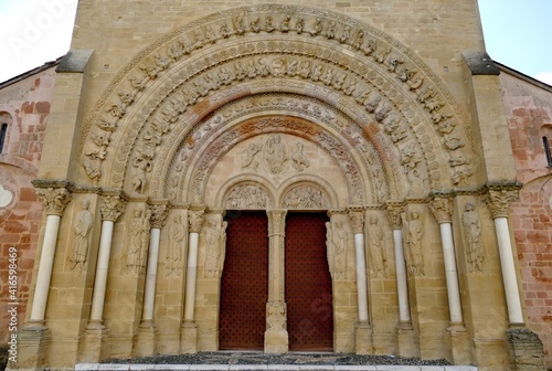 Porche d’entrée de l’église Sainte-Foy à Morlaàs dans le Béarn