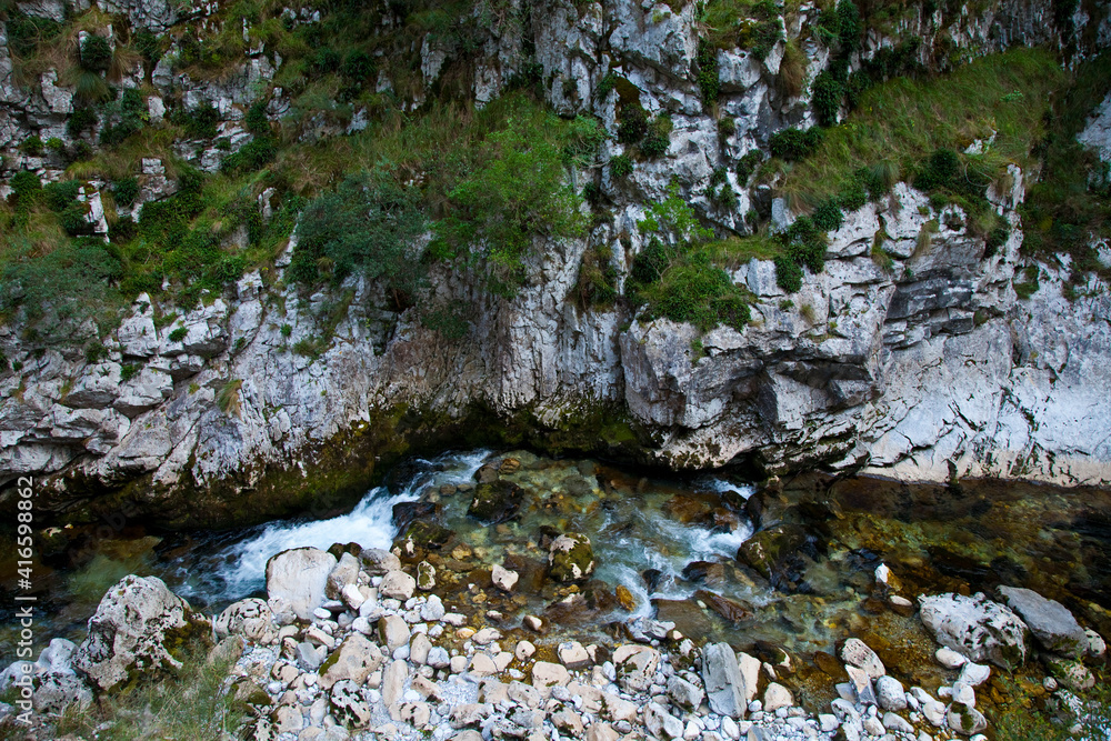 Obraz premium Río Urdón, Cuenca del Deva, Desfiladero de La Hermida, Cantabria.