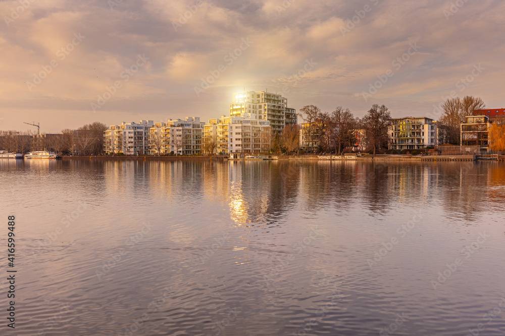 Fototapeta premium Berlin Spreeufer, Stralau, Rummelsburger Bucht, Treptow, Spree, Wohnen am Wasser