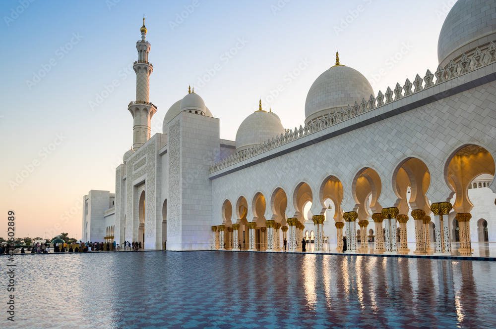 Obraz premium The Sheikh Zayed Grand Mosque in Abu Dhabi
