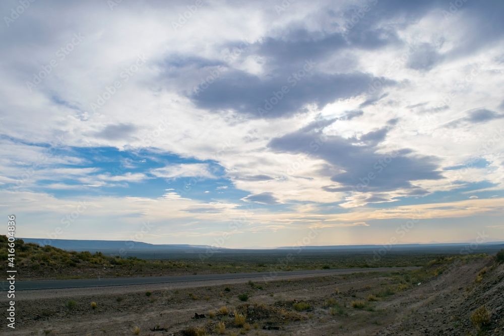 Ruta 40 Argentina. Carretera entre llanuras y mesetas, con un cielo vistoso
