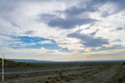 Ruta 40 Argentina. Carretera entre llanuras y mesetas  con un cielo vistoso