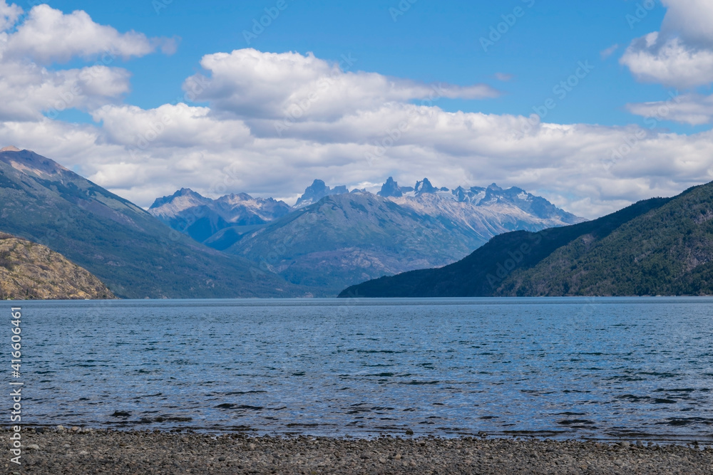 Hermosos paisaje de montañas y río con vegetación y nubes vistosas Hermosos paisaje de montañas y río con vegetación y nubes vistosas