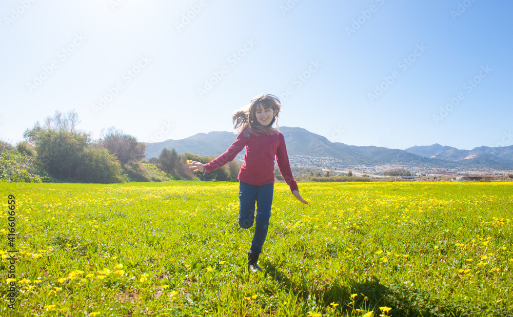 Concepto de una niña corriendo por un campo lleno de flores amarillas. Concepto de una niña corriendo por un campo lleno de flores amarillas.