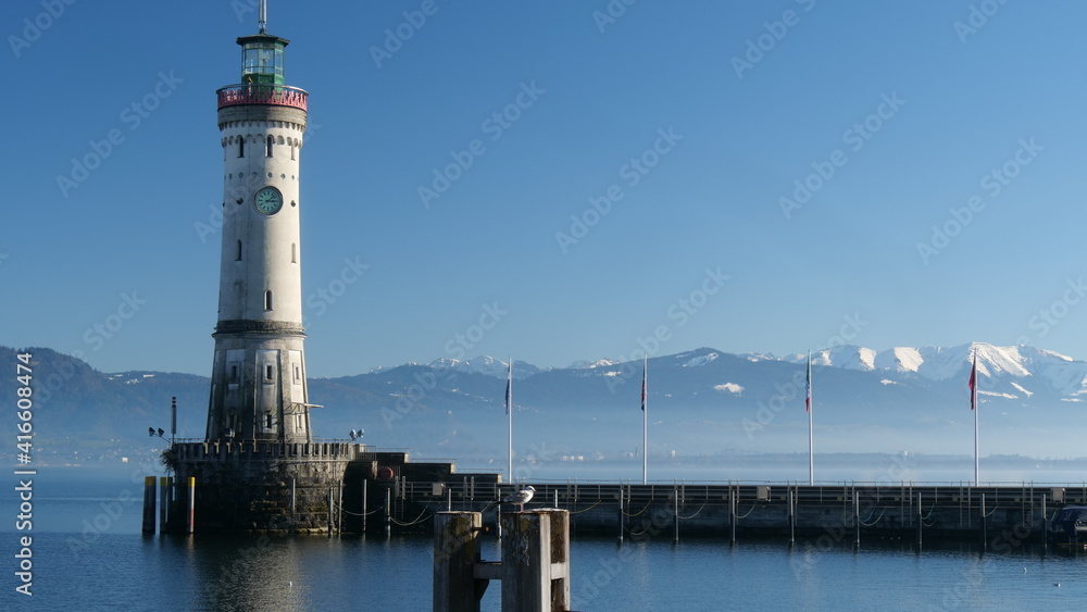 Lindau, Deutschland: Die Alpen rangen hinter dem Leuchtturm auf