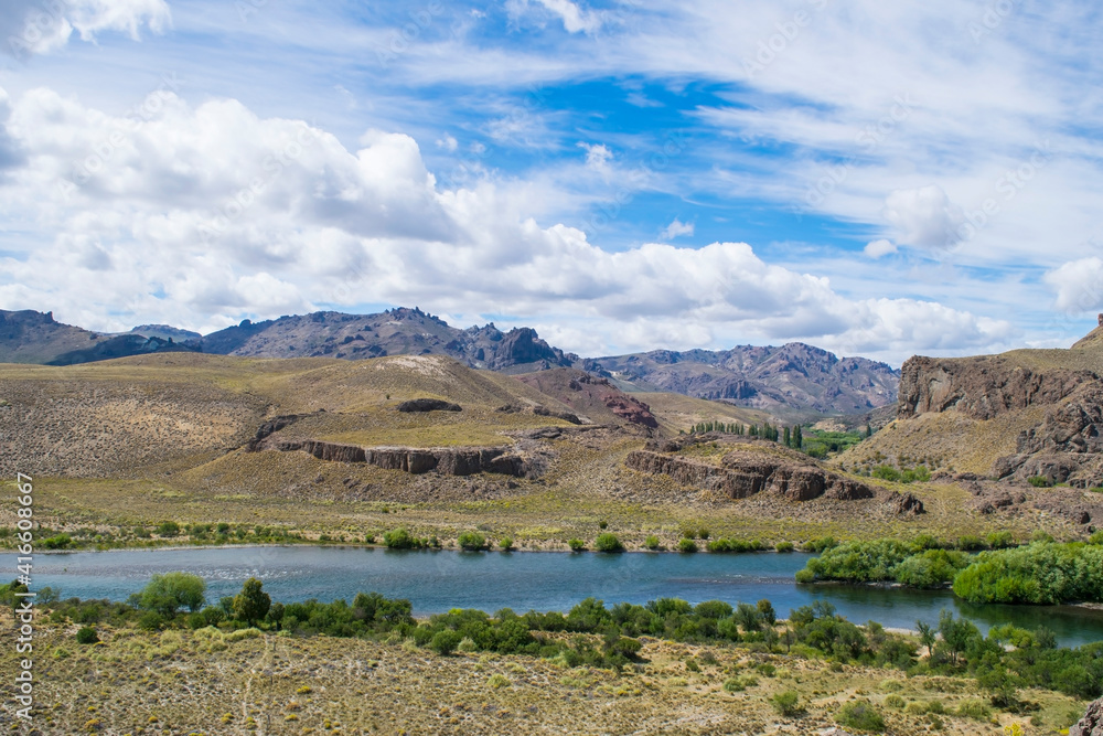 Hermosos paisaje con montañas, lago, arboles y un cielo con nubes vistosas Hermosos paisaje con montañas, lago, arboles y un cielo con nubes vistosas