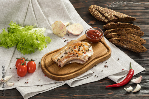 Obraz na płótnie Fried pork entrecote on a board for serving. w salonie