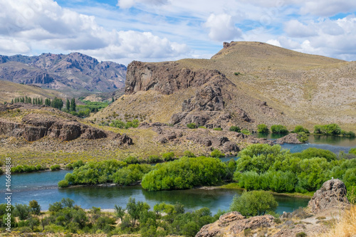 Hermosos paisaje con montañas, lago, arboles y un cielo con nubes vistosas