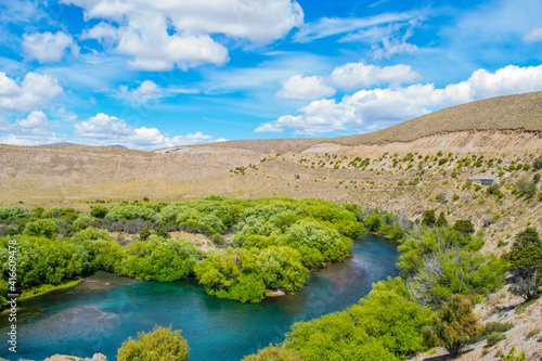 Hermosos paisaje con montañas, lago, arboles y un cielo con nubes vistosas