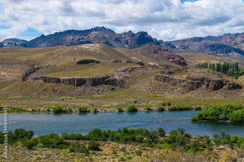 Hermosos paisaje con montañas, lago, arboles y un cielo con nubes vistosas