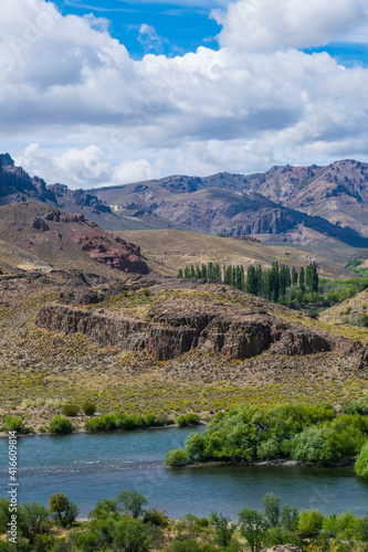 Hermosos paisaje con montañas, lago, arboles y un cielo con nubes vistosas