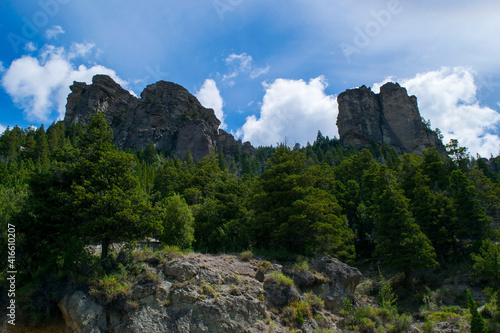 Hermoso Paisaje con montañas, vegetación y nubes vistosas