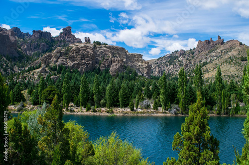 Hermosos paisaje con montañas, lago, arboles y un cielo con nubes vistosas