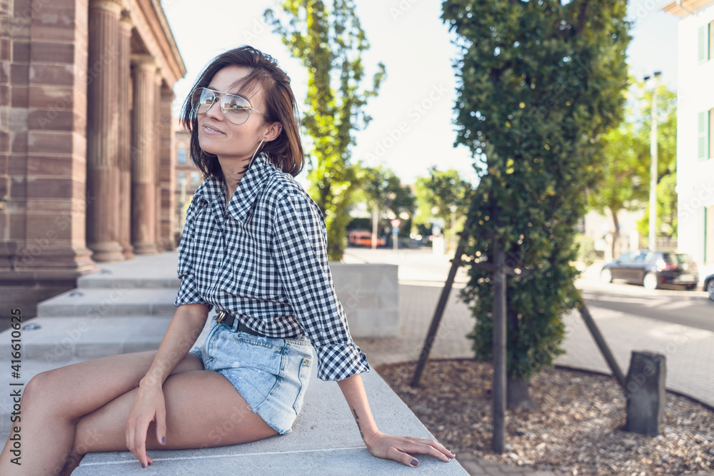 Fototapeta premium Stylished summer look pretty woman sitting