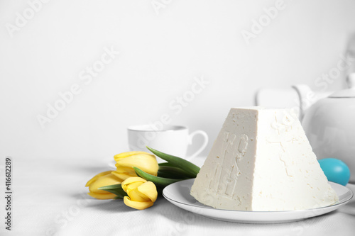 Cuadro en lienzo Traditional cottage cheese Easter paskha and yellow tulips on white fabric, spac