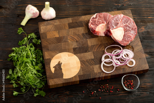 Obraz na płótnie Raw piece of beef with herbs on a cutting board. w salonie