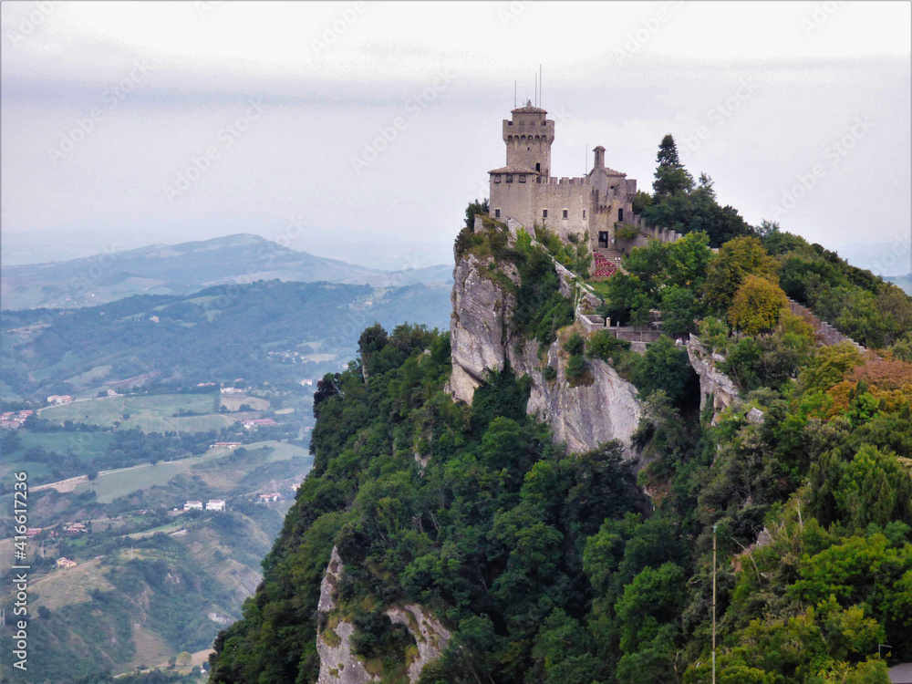 Torre de la Fratta vista desde la Torre Guaita, en San Marino; con la abundante vegetación del Monte Titano