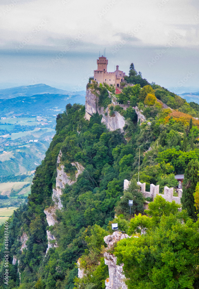 Torre de la Fratta vista desde la Torre Guaita, en San Marino; con la abundante vegetación de la elevación rocosa del Monte Titano
