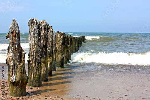 plaza  morski  woda  piach  ocean  krajobraz  lato   brzeg  fala  falochron  urlop  molo  beach  sea  water  coast  sky  sand  ocean  landscape  blue  summer  shore  wave  breakwater  vacation  pier 