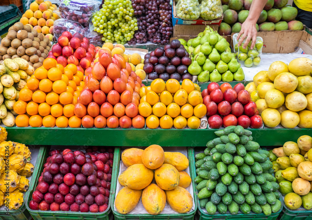 belle présentation des fruits à la Plaza de Mercado de Paloquemao, Bogota, Colombie belle présentation des fruits à la Plaza de Mercado de Paloquemao, Bogota, Colombie